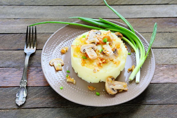 Aardappelen met paddestoelen en groene uien — Stockfoto