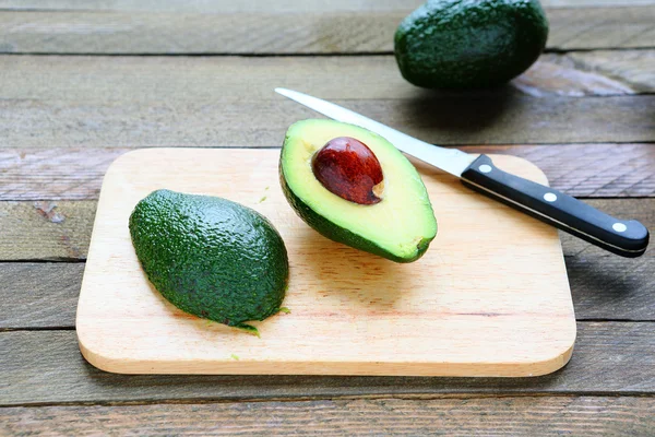 Gesneden avocado aan boord — Stockfoto