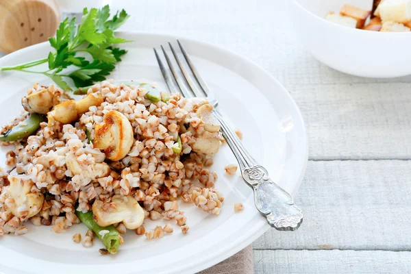 Boekweit met gebakken champignons — Stockfoto