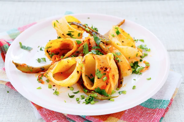 Pasta met tomatensaus en groene bonen — Stockfoto