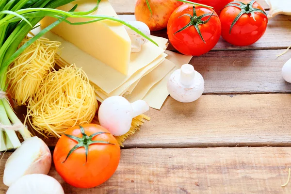 Pâtes alimentaires, fromages et légumes frais — Photo