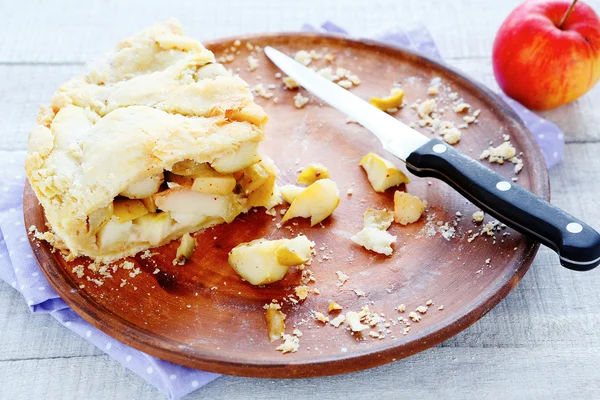 Duas partes da torta de maçã em uma chapa permaneceram — Fotografia de Stock