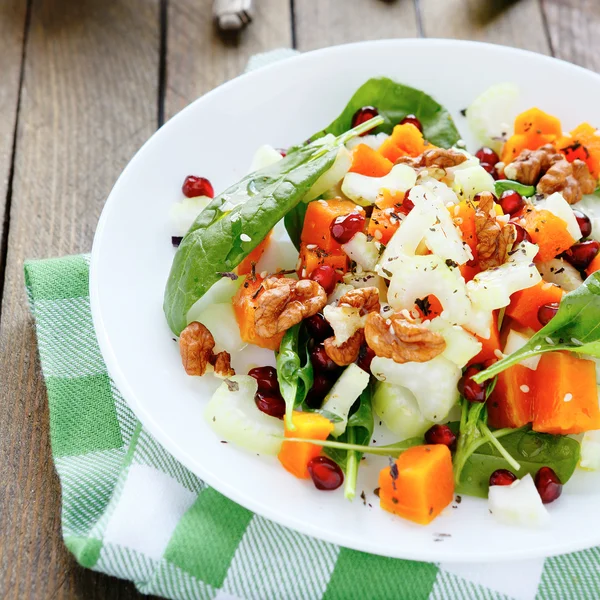 Salad with slices of baked pumpkin — Stock Photo, Image