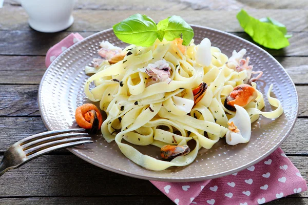 Välsmakande pasta med diverse skaldjur — Stockfoto