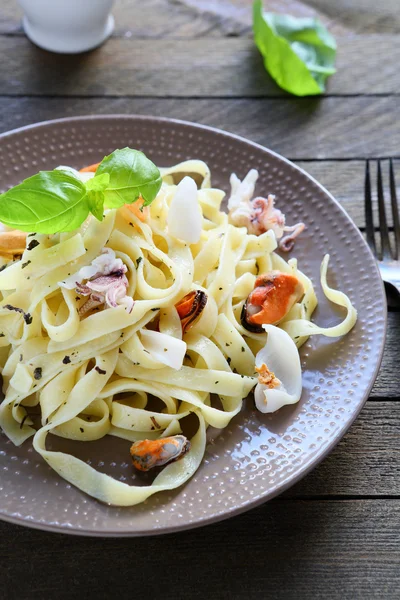 Smakelijk pasta met mosselen en inktvis — Stockfoto