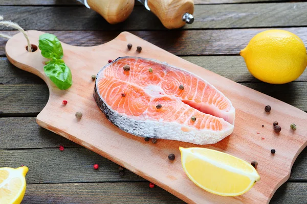 Peixe e o tempero no tabuleiro — Fotografia de Stock