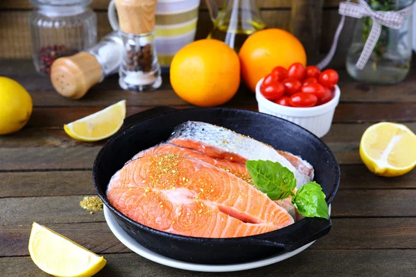 El pez en la sartén y los ingredientes — Foto de Stock
