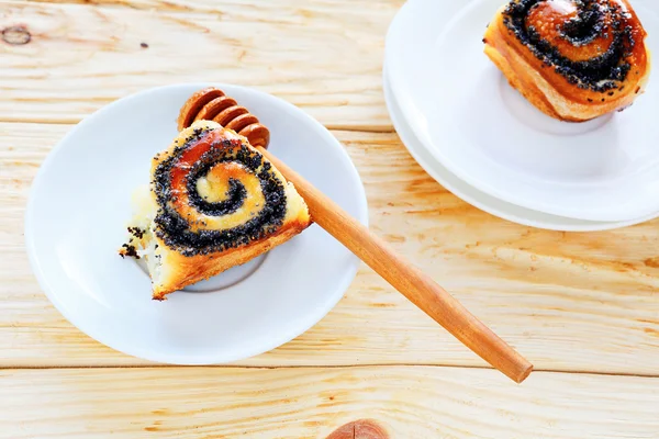 Bun with poppy seeds on a saucer — Stock Photo, Image