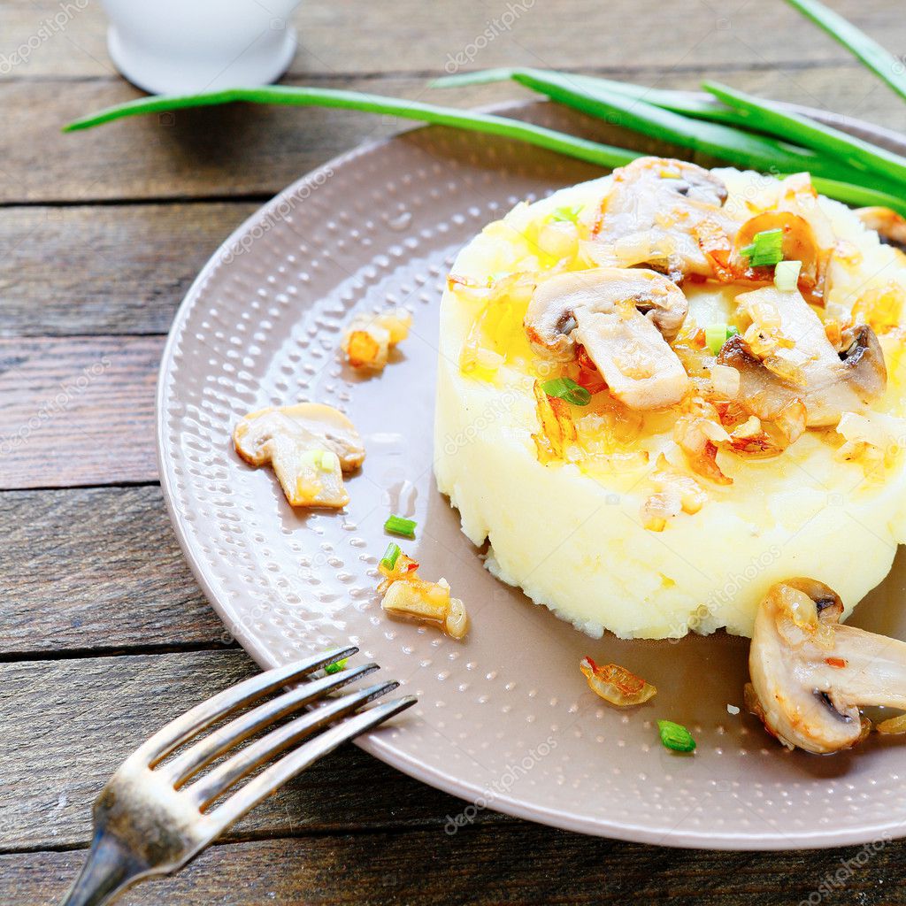 mashed potatoes with butter and mushrooms