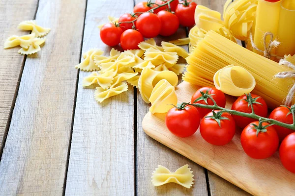 Rohe Nudeln und Kirschtomaten Zweig — Stockfoto