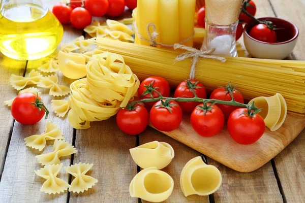 Pastas sin cocer sobre mesa de madera — Foto de Stock