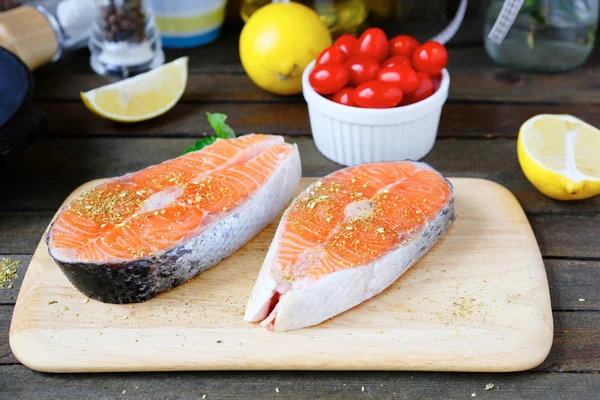 Dos rebanadas de filete de salmón en una pizarra —  Fotos de Stock