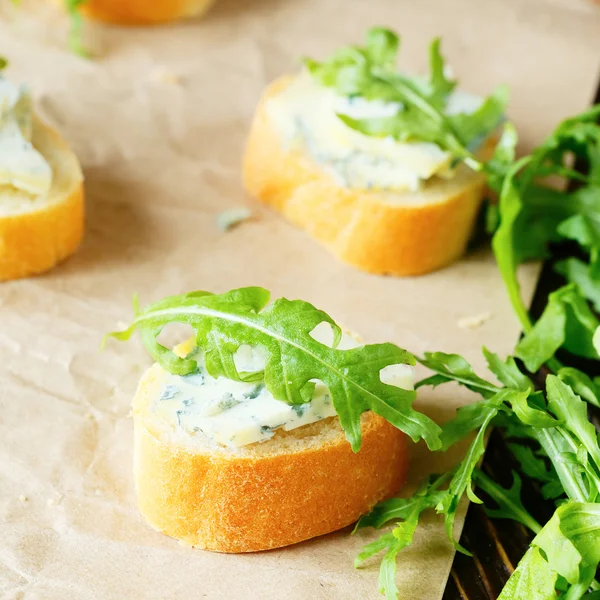 Canapes with blue cheese for breakfast — Stock Photo, Image
