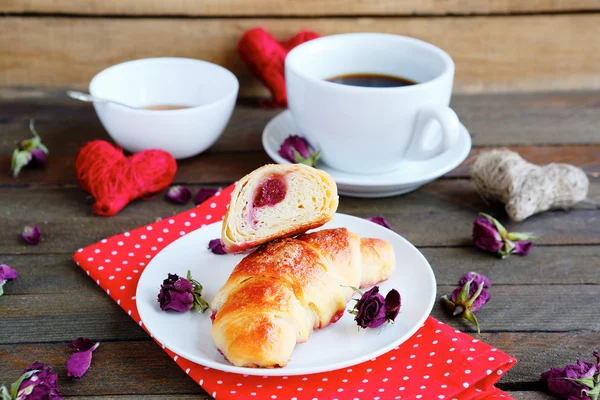 Koffie met krokante Franse croissant — Stockfoto