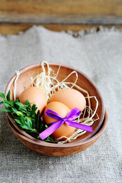 Fresh egg in a ceramic bowl, easter — Stock Photo, Image