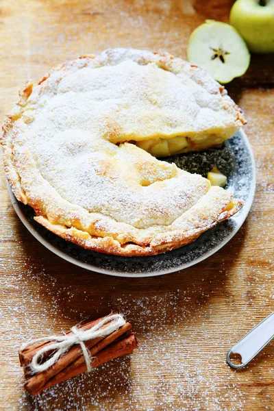 Crunchy apple pie with cinnamon — Stock Photo, Image