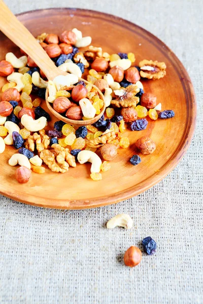 Cashewkerne, Mandeln und andere Nüsse auf einem Tablett — Stockfoto