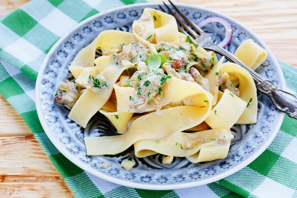 Pâtes appétissantes avec sauce aux champignons — Photo