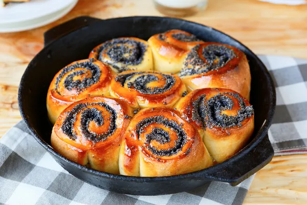 Rustic round buns with poppy seeds — Stock Photo, Image