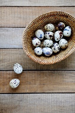 sepet içinde taze bıldırcın yumurtası