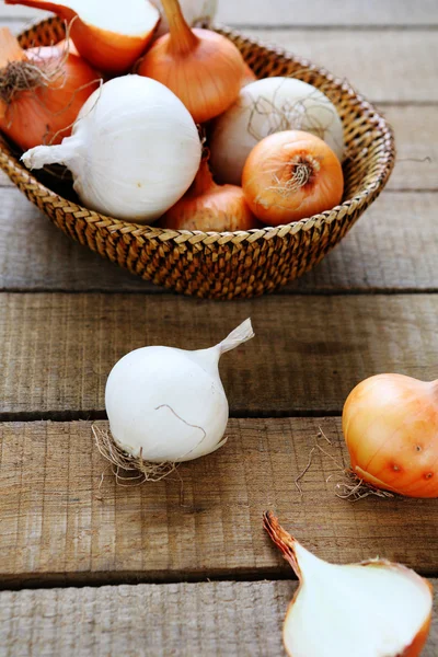 Pile of onions in the basket — Stock Photo, Image