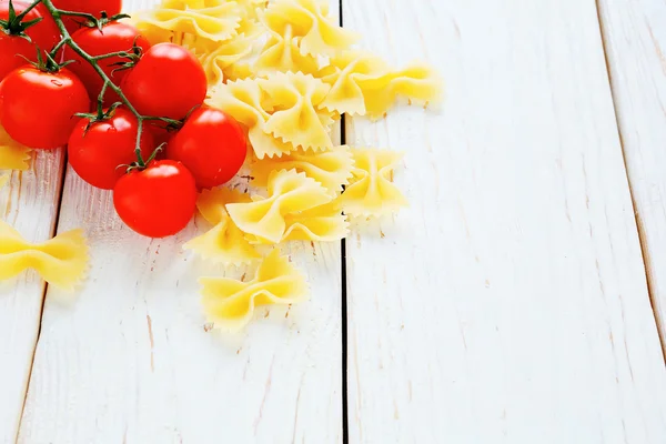 Farfalle pasta och körsbär tomater — Stockfoto