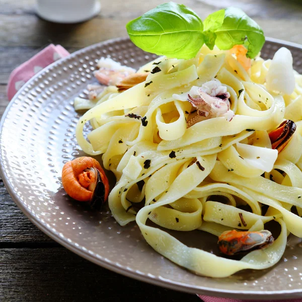 Pasta nutriente con frutti di mare — Foto Stock