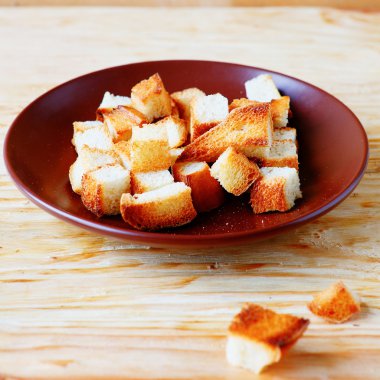 bir tabakta kruton ekmek