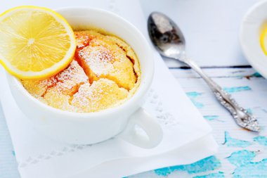 Limonlu puding beyaz Kupası