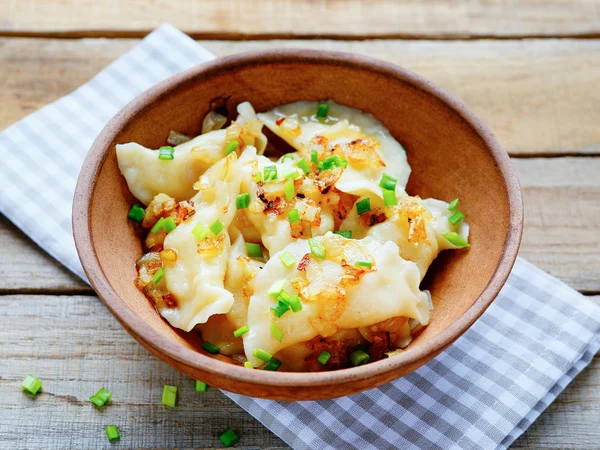 Dumplings med potatisen i en skål — Stockfoto