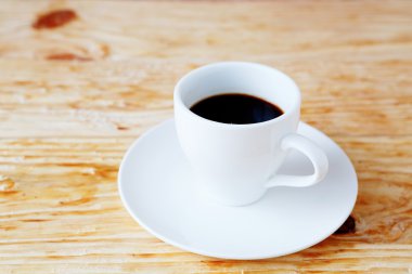 Beyaz fincanda sade kahve.