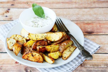 Krema soslu patates dilimleri