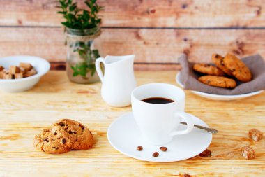 sade kahve ve kurabiye kahvaltı için