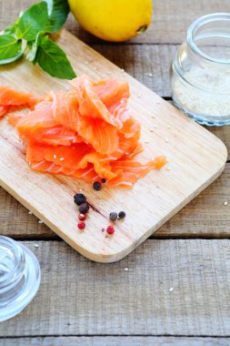 Yönetim Kurulu ve susam somon parçaları