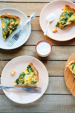 Üç adet Somon dilimleri ile tart