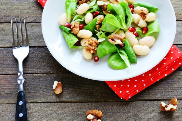 Voedzaam en gezonde salade met bonen — Stockfoto