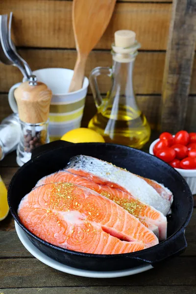 Filete de salmón en una sartén y otros ingredientes — Foto de Stock