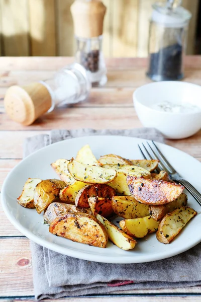 Batatas assadas no forno — Fotografia de Stock