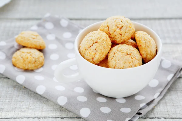 Mandel cookies, en kopp vit amarettini — Stockfoto