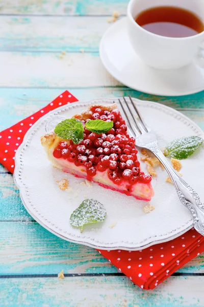 Scheibe Torte mit roten Johannisbeeren — Stockfoto