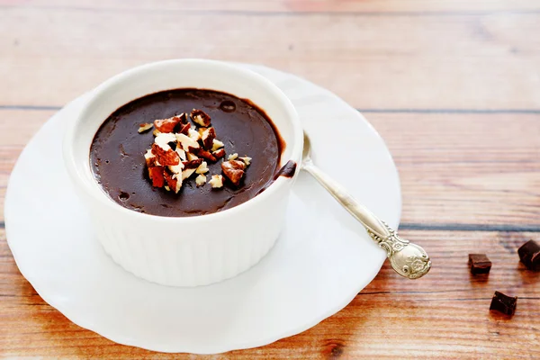 Choklad dessert med nötter — Stockfoto