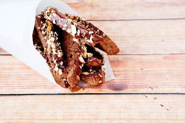 Cookies met noten gewikkeld in papier — Stockfoto