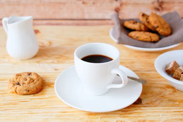 Café con galletas en el fondo de madera —  Fotos de Stock