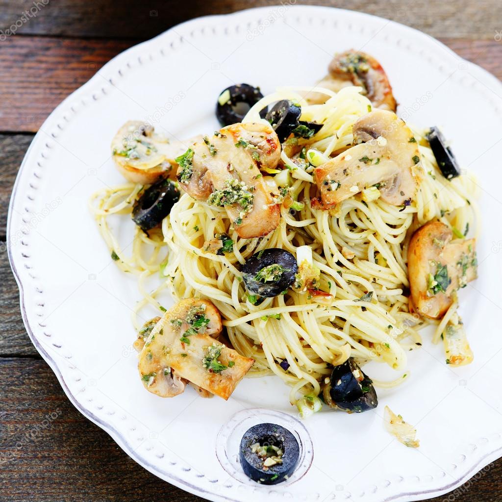 pasta with mushrooms and olives