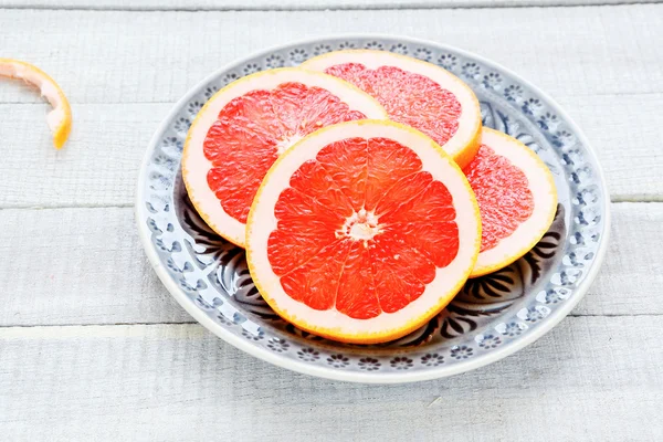 Grapefruit slices on a plate — Stock Photo, Image