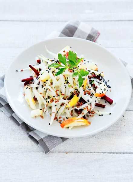 Leichter Salat mit Kohl, Apfel und Roter Bete — Stockfoto