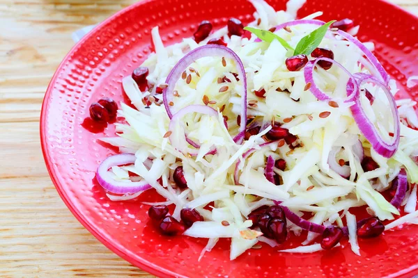 Appetizing coleslaw with pomegranate — Stock Photo, Image