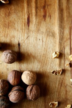 eski ahşap arka planda cevizler