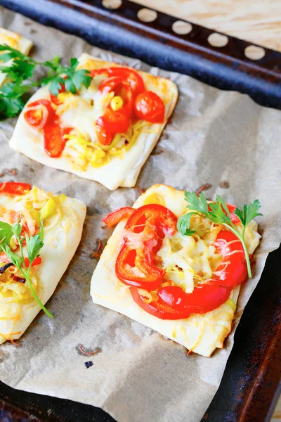 ピタパンのチーズと野菜のオーブン焼き — ストック写真