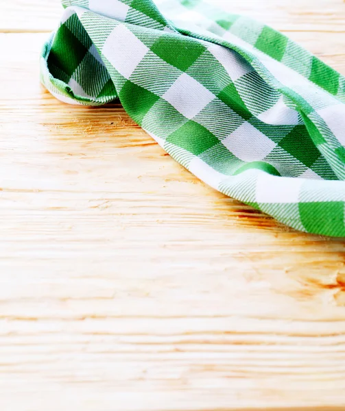 绿色和白色的毛巾，在桌子上 — 图库照片